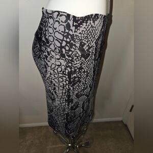 Chic Black and Gray Snake Print Skirt